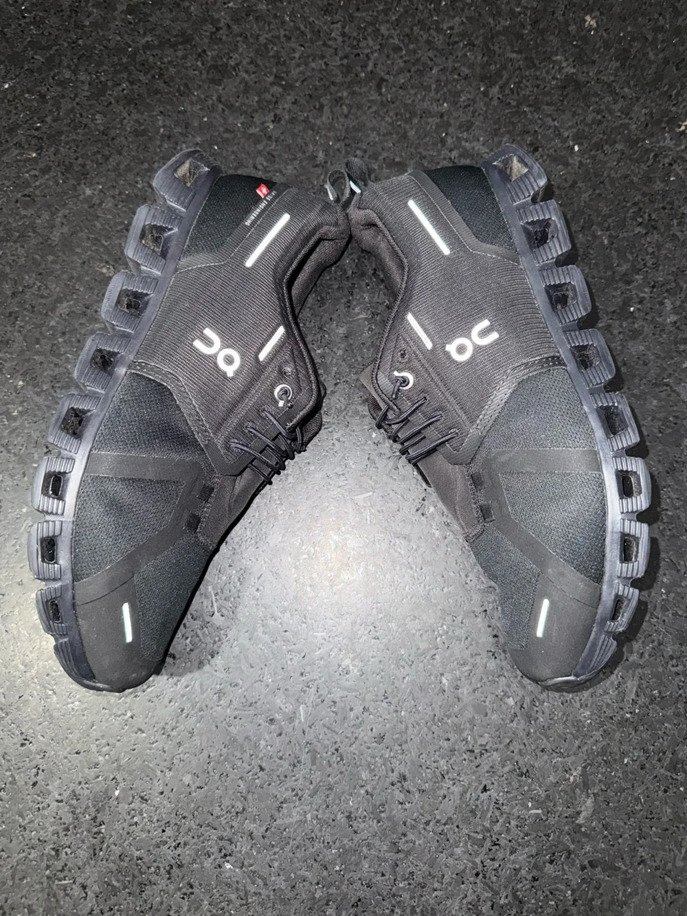 ON RUNNING CLOUD 5 WATERPROOF ALL BLACK FAST LACING ATHLETIC SNEAKERS SZ 10 NEW